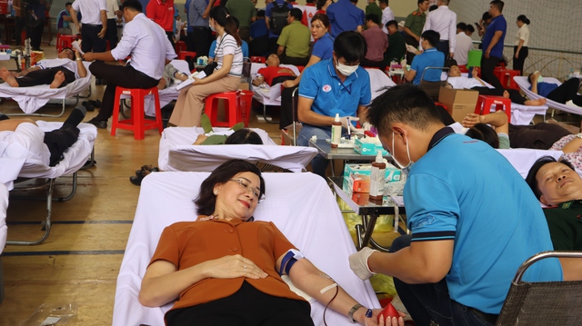 Hàng trăm người đi hiến máu trong lễ hội Xuân Hồng- Ảnh 4.