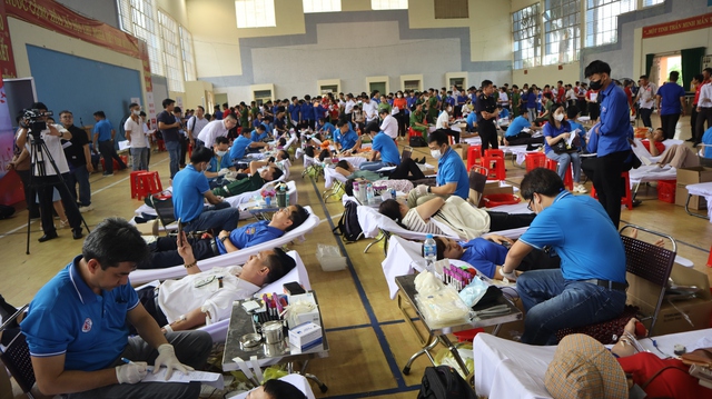 Hàng trăm người đi hiến máu trong lễ hội Xuân Hồng- Ảnh 2.