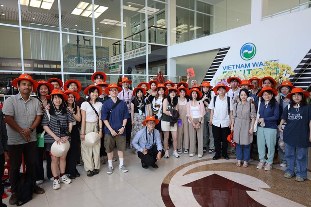 Sinh viên Đại học Hồng Kông tham quan Khu liên hợp xử lý chất thải Đa Phước- Ảnh 5.