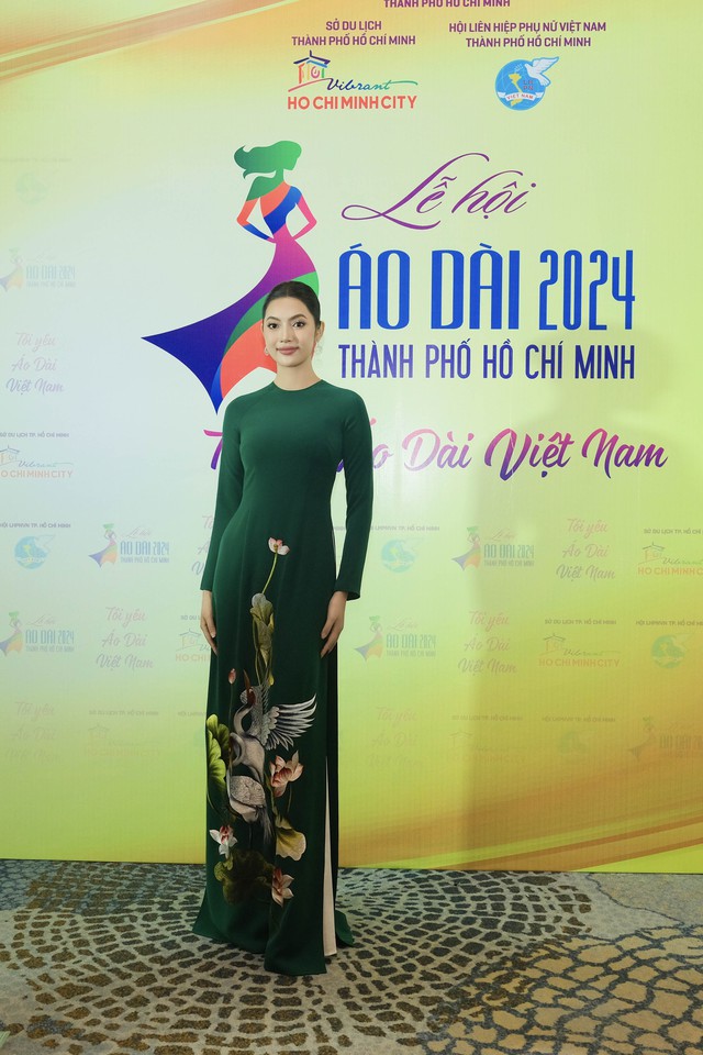 Hoa hậu Thu Uyên làm nàng thơ Á Đông trong tà áo dài tơ lụa- Ảnh 11.