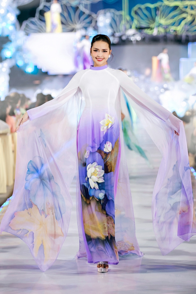 Hơn 10 hoa hậu, á hậu trình diễn bộ sưu tập áo dài mới của Trung Đinh- Ảnh 1.