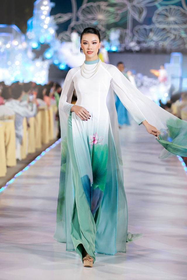 Hơn 10 hoa hậu, á hậu trình diễn bộ sưu tập áo dài mới của Trung Đinh- Ảnh 2.