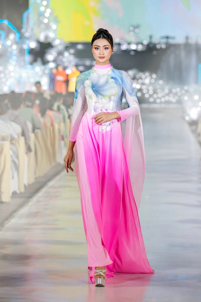 Hơn 10 hoa hậu, á hậu trình diễn bộ sưu tập áo dài mới của Trung Đinh- Ảnh 12.