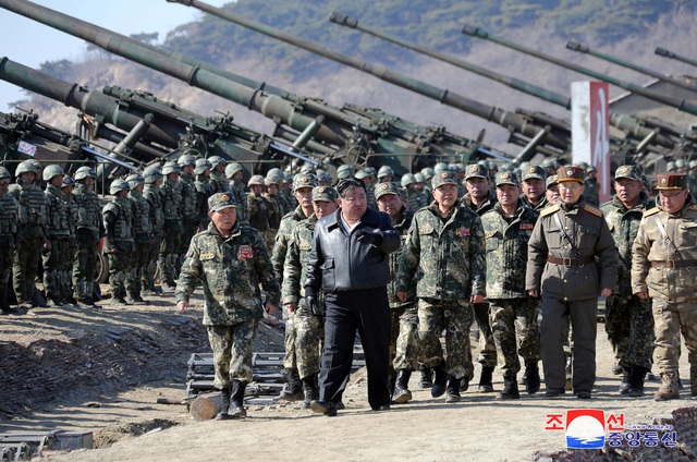 Ông Kim Jong-un trực tiếp chỉ đạo pháo binh tập trận- Ảnh 1.