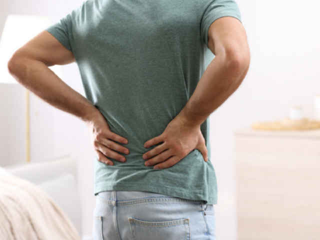 Dấu hiệu đau lưng có thể là ung thư tuyến tiền liệt- Ảnh 1.
