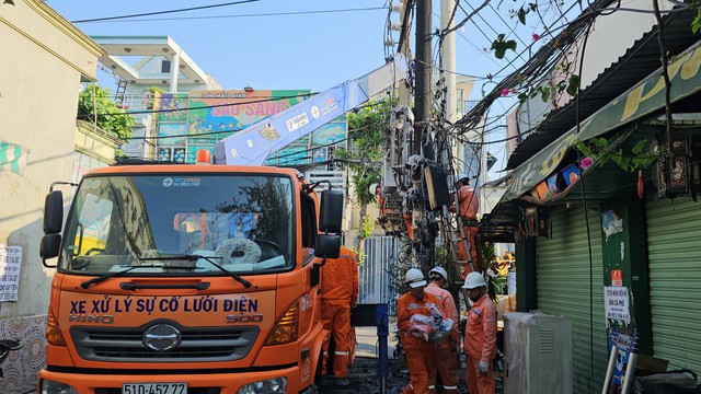 Cháy máy biến áp đường dây trung thế khiến người dân hoảng loạn- Ảnh 2.