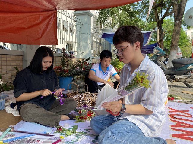 Thơm ngát ‘hoa yêu thương’ của sinh viên ngành y- Ảnh 2.