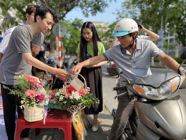 Thơm ngát ‘hoa yêu thương’ của sinh viên ngành y- Ảnh 3.