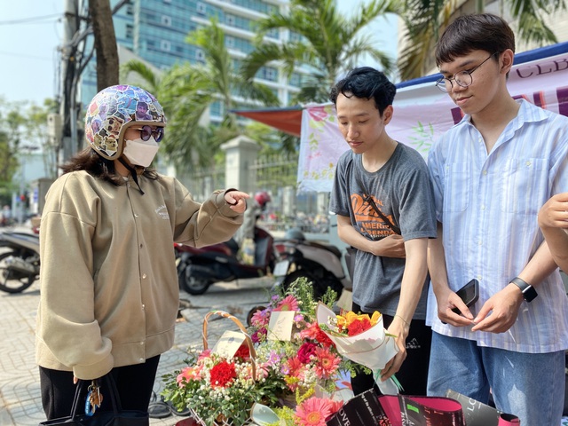 Thơm ngát ‘hoa yêu thương’ của sinh viên ngành y- Ảnh 4.