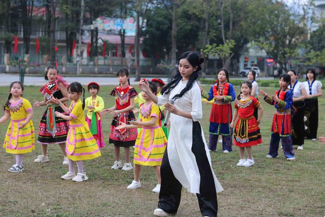 Lan tỏa trên mạng xã hội: Cô gái dạy nhảy miễn phí cho trẻ em vùng cao - Ảnh 5.