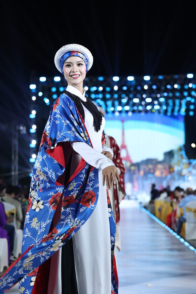 Hoa hậu Thu Uyên làm nàng thơ Á Đông trong tà áo dài tơ lụa- Ảnh 1.