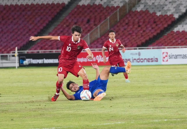 Báo Indonesia hoảng hốt khi mặt sân Bung Karno vàng úa trước trận quyết đấu đội tuyển Việt Nam- Ảnh 1.