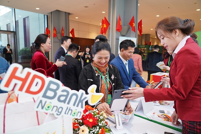 Tại Đại hội Hội Nông dân Việt Nam lần thứ VIII (tháng 12.2023), HDBank lần đầu tiên ra mắt Dịch vụ HDBank Nông thôn - giải pháp tài chính chuyên biệt và ưu việt, tích hợp công nghệ thông minh cùng chương trình ưu đãi “Cho vay nông nghiệp nông thôn” với lãi suất 0%.