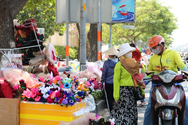 Người kinh doanh hoa ngày 8.3 than: ‘Nhiều khách ghé lại trả giá rồi rời đi’- Ảnh 11.