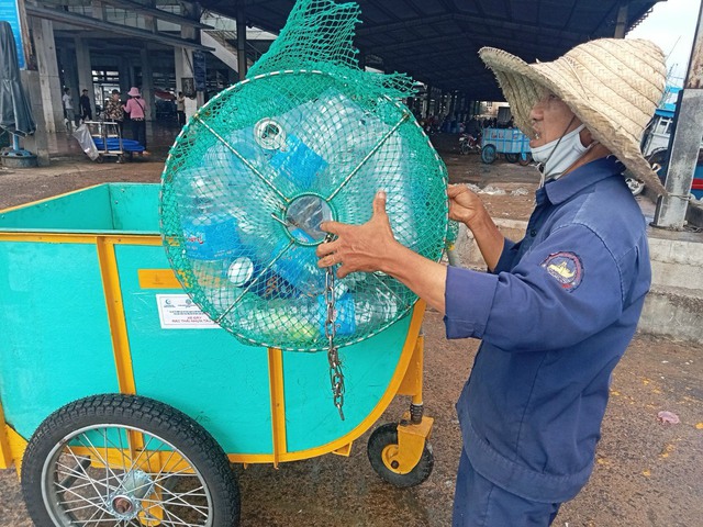 Tàu cá ở Bình Định sẽ thu gom rác trên biển mang về bờ- Ảnh 2.