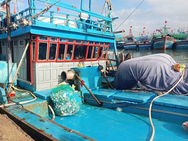 Tàu cá ở Bình Định sẽ thu gom rác trên biển mang về bờ- Ảnh 1.