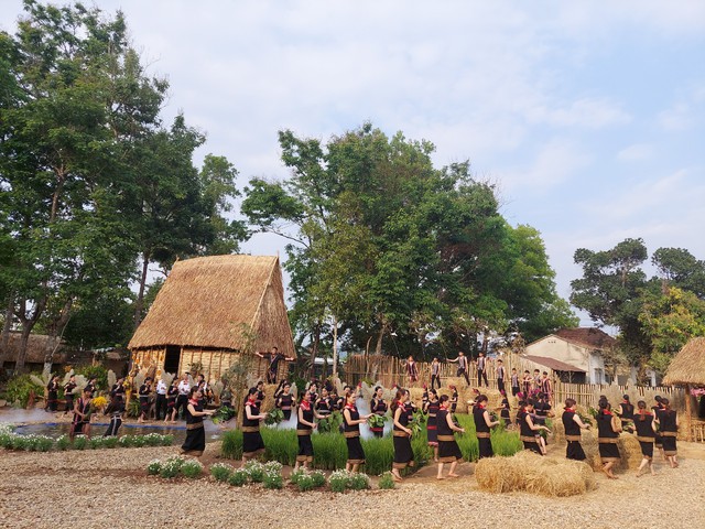 Đặc sắc lễ hội 'Đăk Hà ngày mùa' tại cổng rừng đặc dụng Đăk Uy- Ảnh 1.