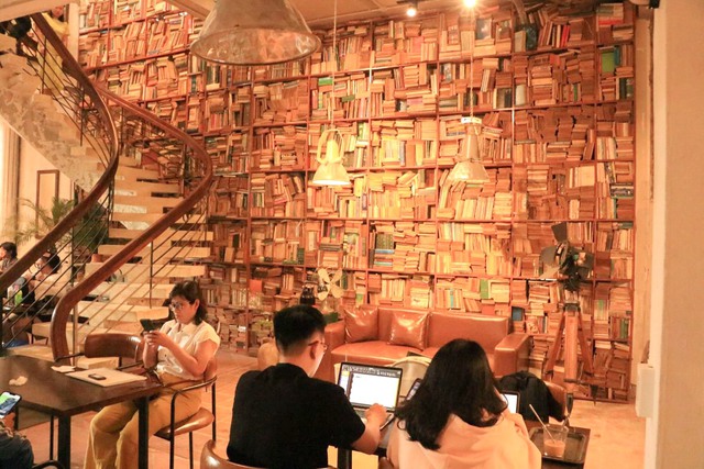 Những quán cà phê trang trí 3,5 tấn sách cũ và vật dụng thời 'ông bà anh'- Ảnh 2.