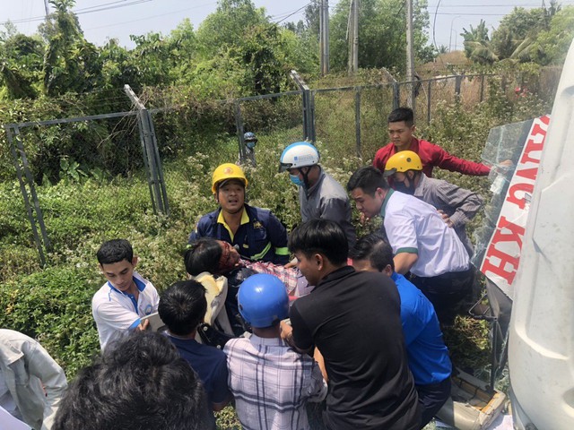 Xe khách lao vào hộ lan cao tốc TP.HCM - Trung Lương, 2 người bị thương nặng- Ảnh 2.