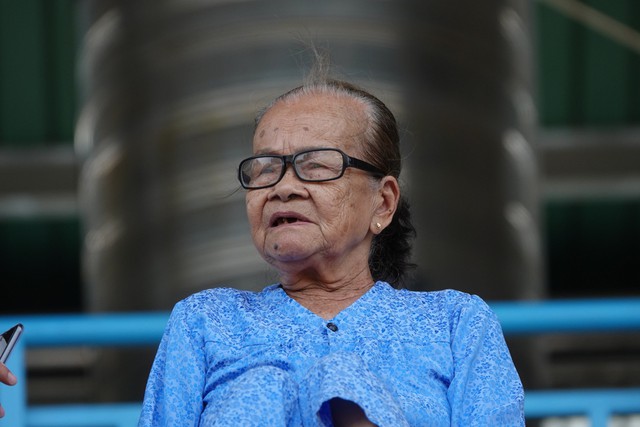 Cụ bà 87 tuổi đi 70 km đến SVĐ Cần Thơ cổ vũ cho đội bóng Trường ĐH Trà Vinh- Ảnh 2.