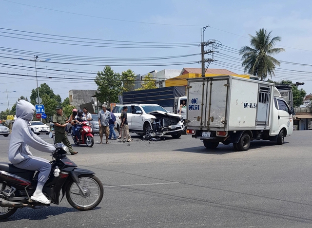 Tai nạn ở Long Khánh: Xe du lịch 'nát đầu' sau cú va chạm với xe ben- Ảnh 1.