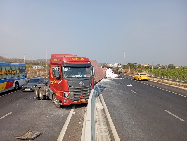 Xe đang lưu thông, 2 thùng container rơi xuống cao tốc Phan Thiết - Dầu Giây- Ảnh 1.