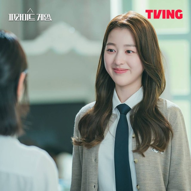 Chị gái Jang Won Young gây chú ý khi đóng vai ác trong 'Trò chơi kim tự tháp'- Ảnh 1.