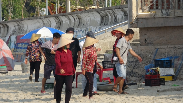Bán hàng rong, 'cân điêu' hải sản, chèo kéo du khách ở Dinh Cô Long Hải- Ảnh 1.