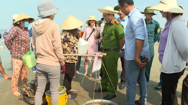 Bán hàng rong, 'cân điêu' hải sản, chèo kéo du khách ở Dinh Cô Long Hải- Ảnh 2.