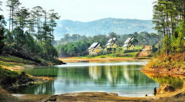 Chiêm ngưỡng 5 hồ nước đẹp hàng đầu Việt Nam tưởng lạ mà quen- Ảnh 4.