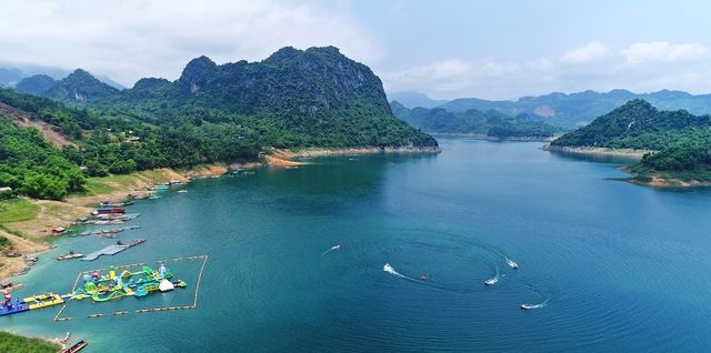 Chiêm ngưỡng 5 hồ nước đẹp hàng đầu Việt Nam tưởng lạ mà quen- Ảnh 3.