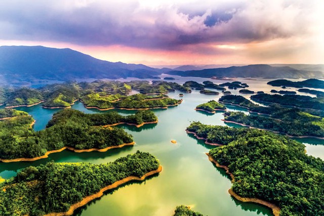 Chiêm ngưỡng 5 hồ nước đẹp hàng đầu Việt Nam tưởng lạ mà quen- Ảnh 1.