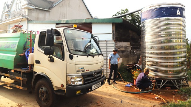 Dùng xe cứu hỏa cấp nước sạch miễn phí cho người dân phố núi Bảo Lộc- Ảnh 3.
