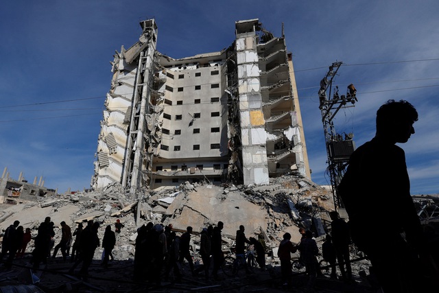 Quân đội Israel tấn công tòa tháp dân cư 12 tầng ở Gaza- Ảnh 1.