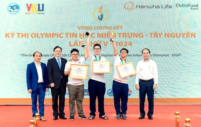 Đại diện Hanwha Life cùng đại diện Trường Đại học Công nghệ Thông tin và Truyền thông Việt Hàn (VKU) vinh danh 3 thí sinh đạt giải Championship ở 3 bảng thi đấu