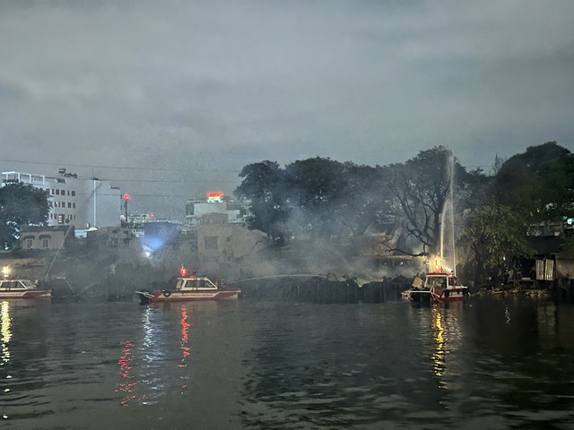 Lửa cháy đỏ rực dãy nhà kênh Đôi TP.HCM: Người dân hoảng hốt chạy thoát thân- Ảnh 2.