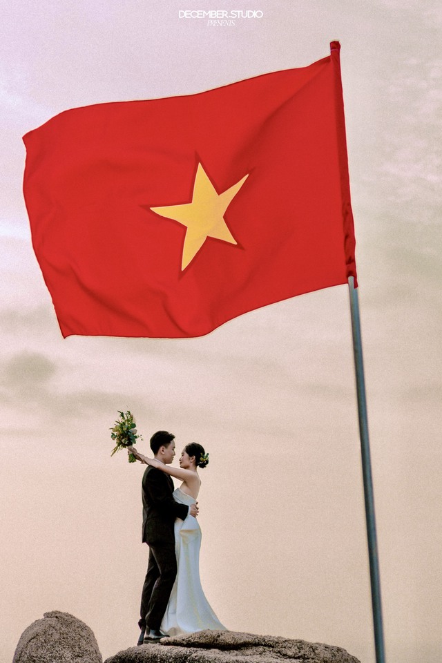 Cặp đôi chụp hình cưới với lễ thượng cờ thiêng liêng- Ảnh 2.