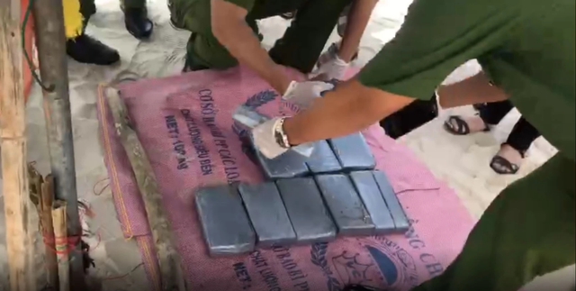 Bình Thuận: Người dân tắm biển phát hiện túi xách 25 kg ma túy dạt vào bờ- Ảnh 2.