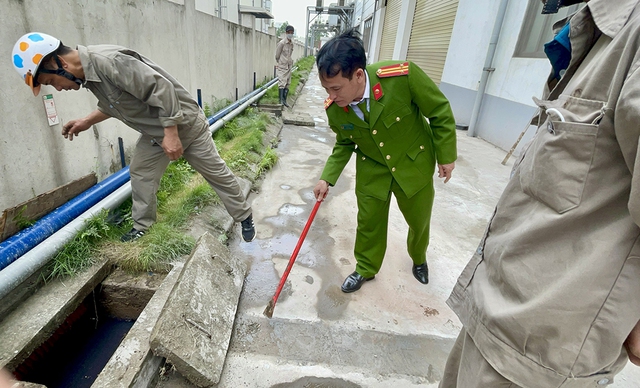 Sông Bắc Hưng Hải bị đầu độc suốt ngày đêm: Vạch trần hành vi xả thải trộm- Ảnh 3.