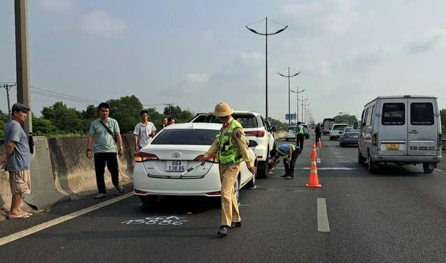 Tai nạn liên hoàn giữa 4 ô tô trên cao tốc TP.HCM - Trung Lương- Ảnh 1.