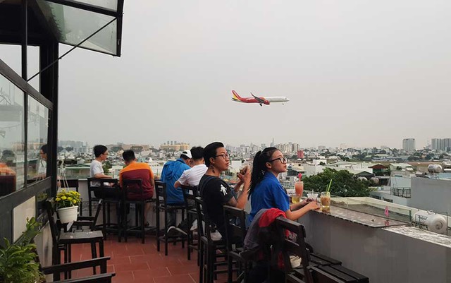 Các quán cà phê ngắm máy bay cực xịn sò tại Sài Gòn- Ảnh 4.
