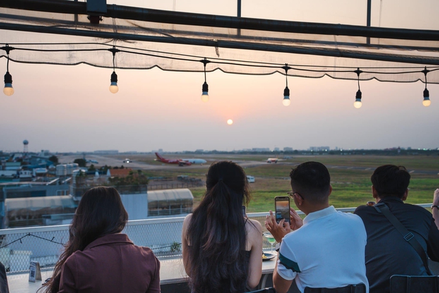 Các quán cà phê ngắm máy bay cực xịn sò tại Sài Gòn- Ảnh 3.