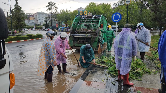 Đà Lạt: Khẩn trương khắc phục sạt lở trên đèo Prenn sau mưa lớn- Ảnh 4.