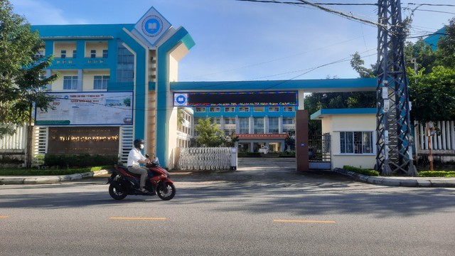 Hiệu trưởng bị khởi tố, sinh viên Trường CĐ Y tế Quảng Nam không thể nhận bằng - Ảnh 1.