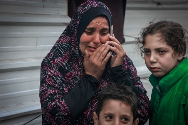 Một phụ nữ Palestine tị nạn phía nam Dải Gaza gọi điện cho người thân hôm 10.4
