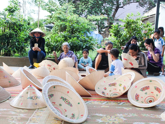Phụ nữ ở Làng nghề nón ngựa Phú Gia, xã Cát Tường, H.Phù Cát (Bình Định) đang thêu nón