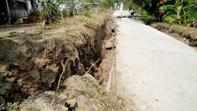 Đoạn đường bê tông trên địa bàn xã An Minh Bắc, H.U Minh Thượng bị sạt lở