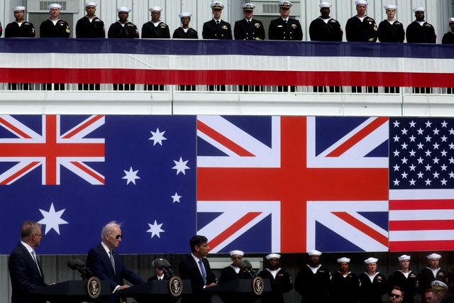 Thủ tướng Úc Anthony Albanese, Tổng thống Mỹ Joe Biden, và Thủ tướng Anh Rishi Sunak (từ trái sang) phát biểu về quan hệ đối tác Úc - Anh - Mỹ ( AUKUS ) ngày 13.3.2023