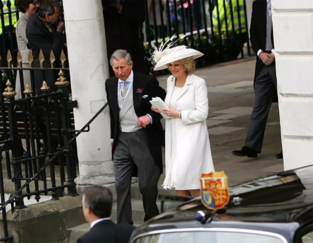 Vua Charles (lúc đó là Thái tử) kết hôn với Camilla Parker Bowles