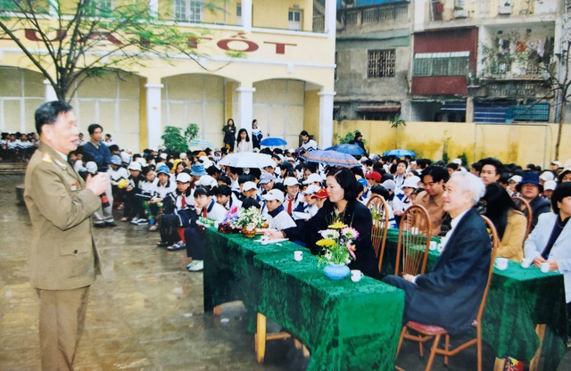 Đại tá Vũ Đình Hòe kể chuyện Điện Biên với thầy và trò Trường THCS Giáp Bát - Hà Nội (năm 2004)